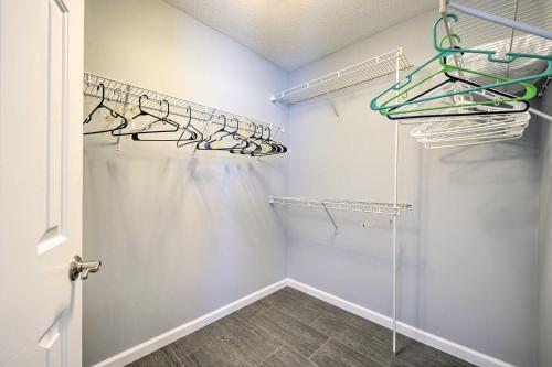 Modern Corporate Retreat By Downtown And Beach!