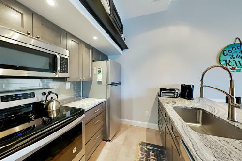 Apartamento Designer Riverfront Retreat - Walk To Everything Condo