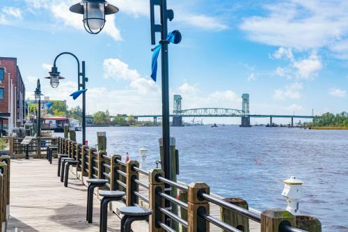 Apartamento Designer Riverfront Retreat - Walk To Everything Condo