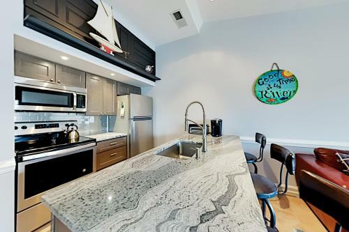 Apartamento Designer Riverfront Retreat - Walk To Everything Condo