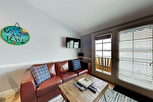Apartamento Designer Riverfront Retreat - Walk To Everything Condo