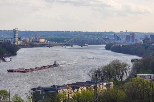 River View Retreat 3mi To Dwntwn Cincinnati!