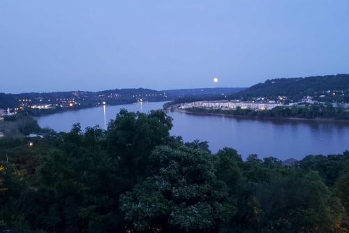 River View Retreat 3mi To Dwntwn Cincinnati!