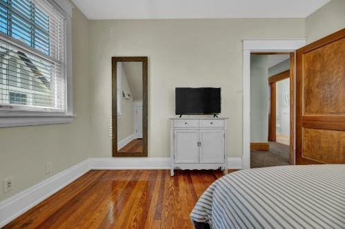 Oakley Square 3br Charmer - Total Walkability Home