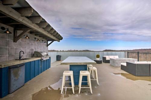 Modern Hideaway With Rooftop Patio And Sweeping Views!