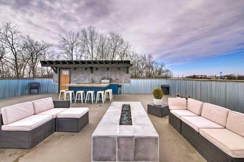 Modern Hideaway With Rooftop Patio And Sweeping Views!