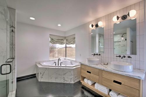 Modern Hideaway With Rooftop Patio And Sweeping Views!