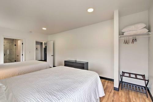 Modern Hideaway With Rooftop Patio And Sweeping Views!