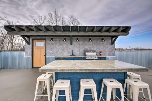 Modern Hideaway With Rooftop Patio And Sweeping Views!