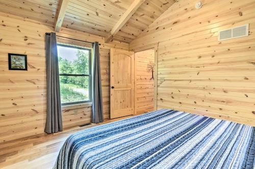 Cozy Cabin With Hot Tub And Deck In Hocking Hills!