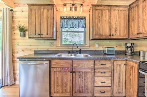 Cozy Cabin With Hot Tub And Deck In Hocking Hills!