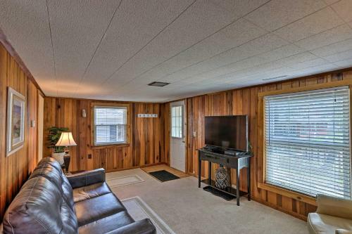 Home With Lake-view Deck By Camp Perry And Magee Marsh