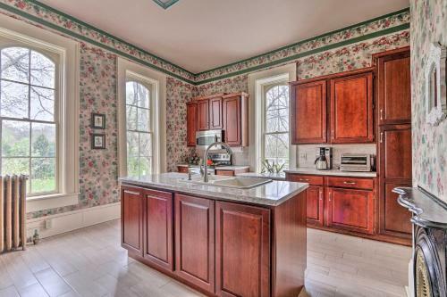 The Henry Manor - Dreamy Victorian Charmer!