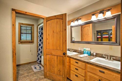 Cozy Broken Bow Cabin With Jacuzzi, Fire Pit And Porch!