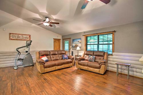 Cozy Broken Bow Cabin With Jacuzzi, Fire Pit And Porch!
