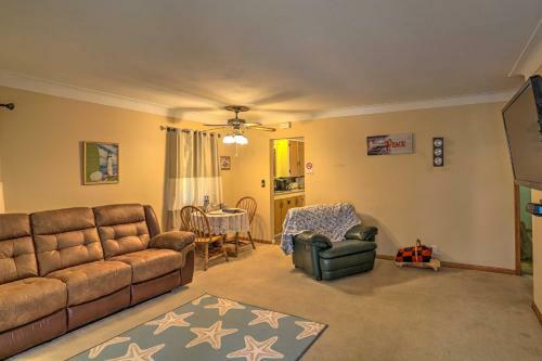 Cozy Toledo Home With Fire Pit, Steps To Water!