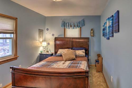 Cozy Toledo Home With Fire Pit, Steps To Water!