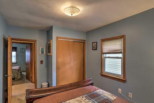 Cozy Toledo Home With Fire Pit, Steps To Water!