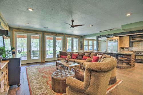 Upscale Lake House With Private Dock And Hot Tub