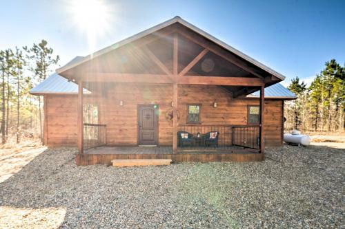 Romantic Cabin Hot Tub, Fire Pit And Deck!