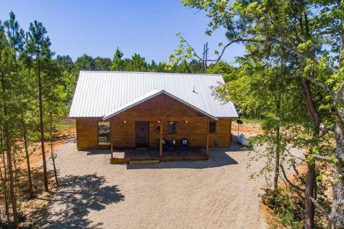 Romantic Cabin Hot Tub, Fire Pit And Deck!