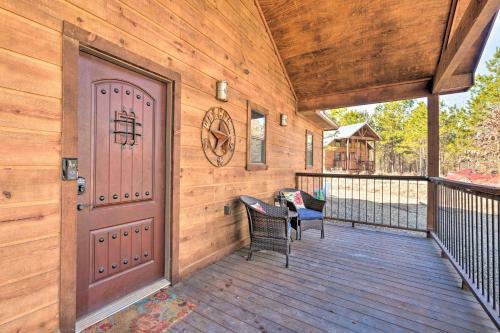 Romantic Cabin Hot Tub, Fire Pit And Deck!