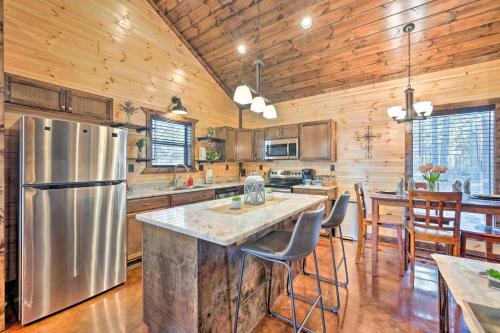 Romantic Cabin Hot Tub, Fire Pit And Deck!