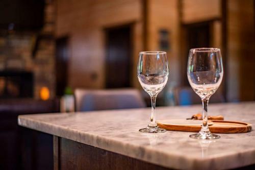 Romantic Cabin Hot Tub, Fire Pit And Deck!