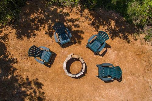 Romantic Cabin Hot Tub, Fire Pit And Deck!