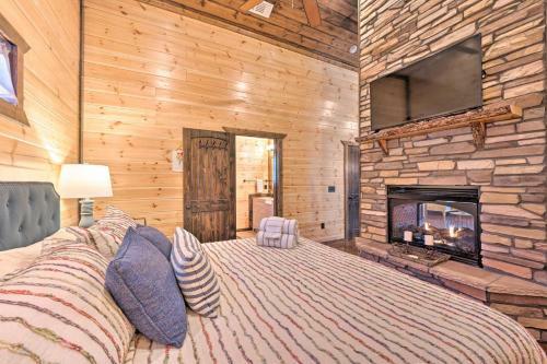 Romantic Cabin Hot Tub, Fire Pit And Deck!