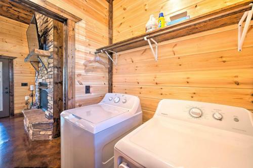 Romantic Cabin Hot Tub, Fire Pit And Deck!