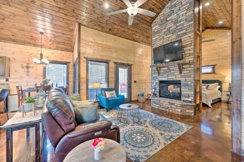 Romantic Cabin Hot Tub, Fire Pit And Deck!