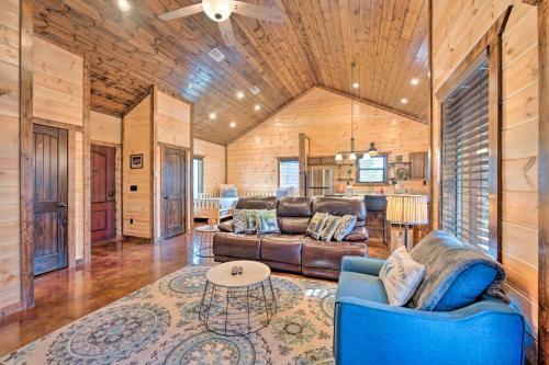 Romantic Cabin Hot Tub, Fire Pit And Deck!