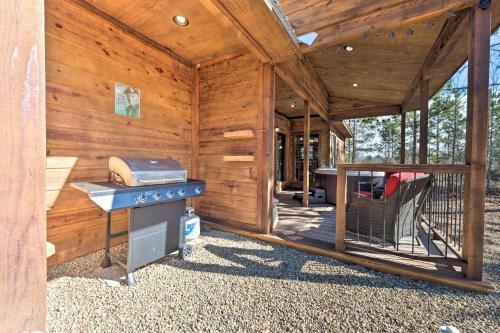 Romantic Cabin Hot Tub, Fire Pit And Deck!