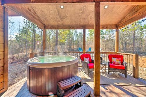 Romantic Cabin Hot Tub, Fire Pit And Deck!