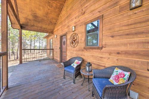 Romantic Cabin Hot Tub, Fire Pit And Deck!