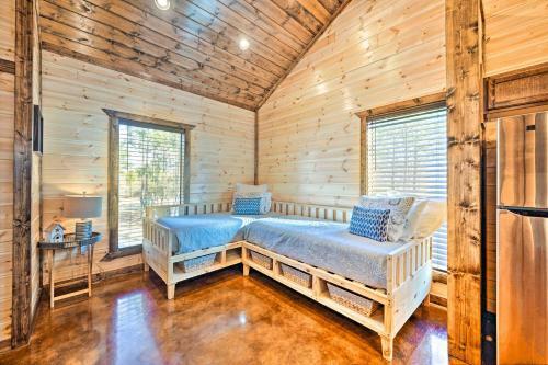 Romantic Cabin Hot Tub, Fire Pit And Deck!
