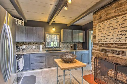 Waters Edge Retreat With Dock, Deck And Kayaks!