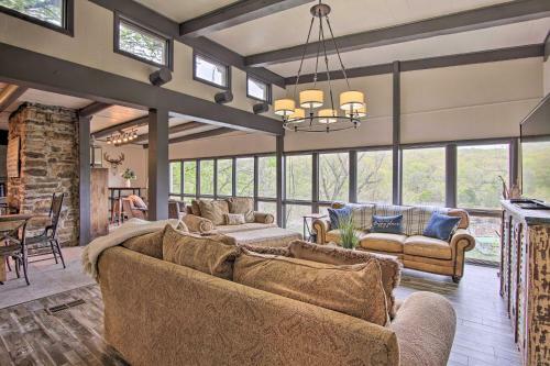 Waters Edge Retreat With Dock, Deck And Kayaks!