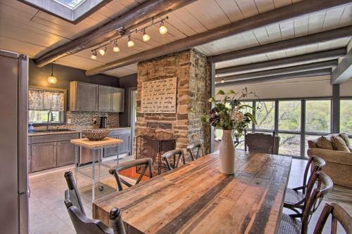 Waters Edge Retreat With Dock, Deck And Kayaks!