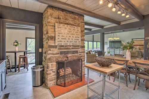 Waters Edge Retreat With Dock, Deck And Kayaks!