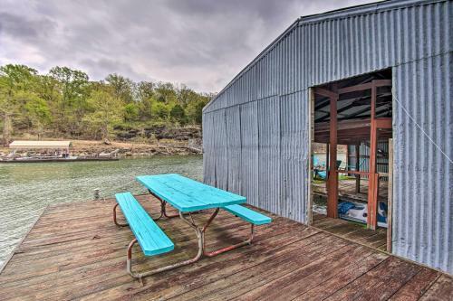 Waters Edge Retreat With Dock, Deck And Kayaks!