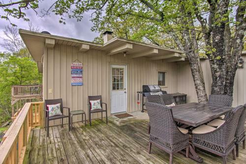 Waters Edge Retreat With Dock, Deck And Kayaks!