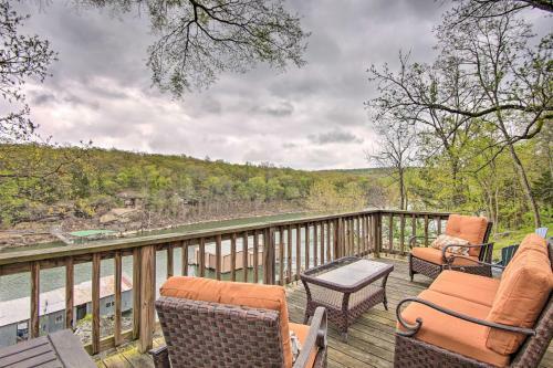 Waters Edge Retreat With Dock, Deck And Kayaks!