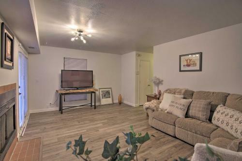 Townhome With Fireplace, Walk To Shops And Dining!