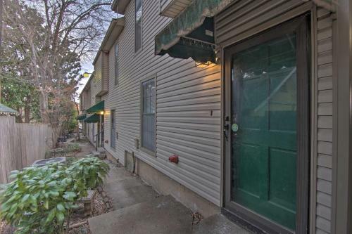 Townhome With Fireplace, Walk To Shops And Dining!
