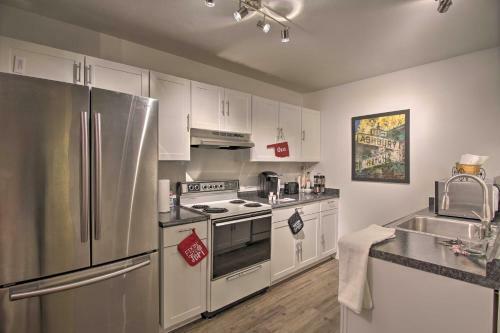 Townhome With Fireplace, Walk To Shops And Dining!