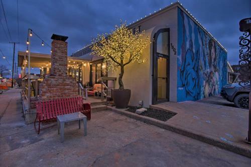 Townhome With Fireplace, Walk To Shops And Dining!