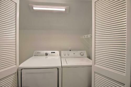 Townhome With Fireplace, Walk To Shops And Dining!
