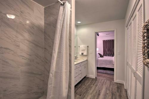 Townhome With Fireplace, Walk To Shops And Dining!